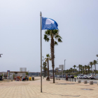 Imatge de la bandera blava a la platja de la Pineda de Vila-seca.