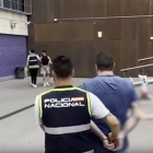 Agents de la Policia Nacional transportant els detinguts en l'operació.