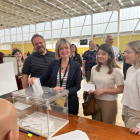 La cabeza de lista de ERC, Noemí Llauradó, votando junto a su familia.