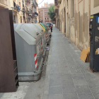 Imatges d'ahir a diferents punts del barri del Port, on es poden observar diversos trastos i mobles abandonats al costat d'illes de contenidors.