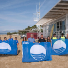 L'alcalde de Cambrils, Oliver Klein, i el regidor de Medi Ambient, Josep Maria Vallès, en l'acte simbòlic d'hissada de les Banderes Blaves a la platja del Regueral