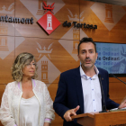 El alcalde de Tortosa, Jordi Jordan, y la primera teniente de alcalde, Mar Lleixà, en la sala de prensa del Ayuntamiento de Tortosa.