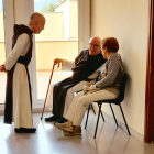Dos monjes del Monasterio de Poblet esperando para poder votar.