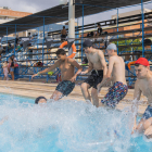 Un grup de joves llançant-se a la piscina del Club Natació Reus Ploms.
