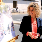 L'alcaldessa de Tortosa, Meritxell Roigé, mira amb satisfacció una imatge virtual de la reforma prevista per a l'avinguda Generalitat.