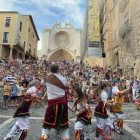 El Ball de Bastons de Tarragona en la seva actuació a la plaça de les Cols, durant el seguici de Sant Magí.