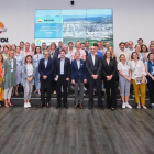 Foto de família entre els membres del Coreper I i la comitiva de Repsol.