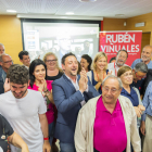 Rubén Viñuales i l'equip del PSC van celebrar el triomf a la seu socialista després de guanyar per una diferència de tres regidors a ERC.