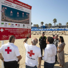 Imagen de la nueva cartelería instalada en la playa de Miracle sobre el significado de las banderas.