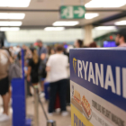 Viatgers de Ryanair aquest dilluns a l'aeroport del Prat.