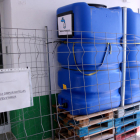 Dipòsits provisionals d'aigua potable instal·lats al porxo de l'Ajuntament de Masdenverge per donar servei al veïnat.