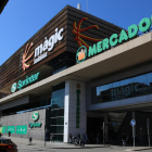 Façana del centre comercial Màgic de Badalona.