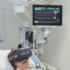 Una pacient de l'Hospital de Bellvitge amb ulleres de realitat virtual.