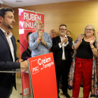 Imatge de Rubén Viñuales parlant a la seu del PSC després de la victòria en les eleccions del diumenge.