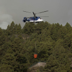 Vista de un helicóptero Kamov que realiza labores de extinción del incendio en los altos de Güímar (Tenerife).