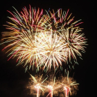 Cielo de Blanes iluminado por un castillo de fuegos en el primer día del 51 Concurso Internacional de Fuegos de Artificio.