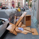 Deixalles i mobles que ocupen tot l'ample de la vorera al carrer Jaume I de Tarragona.