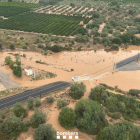 Vista aérea de una carretera cortada por inundación en el Montsià.