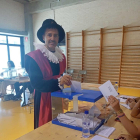 El alcalde de Tortosa, Jordi Jordan, votando vestido del Renacimiento.