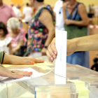 Imatge d'un votant dipositant el seu vot a l'urna.