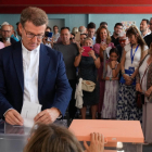 El candidat del PP, Alberto Núñez Feijóo, vota al col·legi Ramiro de Maeztu de Madrid aquest 23-J.