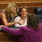 La líder de Sumar, Yolanda Díaz, conversant amb la diputada d'ERC, Teresa Jordà.