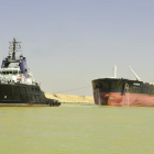 El canal de Suez, cerrado durante varias horas por un choque entre un buque cisterna y un petrolero.