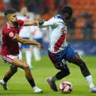 Alexandru Tirlea defensant a Markus Anderson en el partit del darrer dissabte.