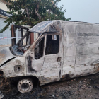 Imatge de la furgoneta que ha cremat totalment a la plaça Luis del Olmo de Roda de Berà.