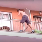 Unos jóvenes turistas pasan de un balcón a otro en un hotel de Mallorca.