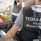 Agentes de los TEDAX de los Mossos se desplazaron hasta el Eixample donde se produjo la explosión de la mochila.