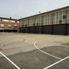 Entre d'altres treballs, s'han pintat les línies a la pista esportiva de l'escola Àngel Guimerà.