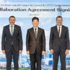 El alcalde de Mont-rojo, Fran Morancho; el CEO de Lotte Energy Materiales, Kim Yeon-seop, y el director general de Industria, Oriol Alcoba, en Seúl.