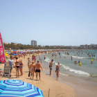 Fotografia d'arxiu de la platja de Salou, plena de gom a gom, aquest mes de juliol.