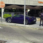 Imatge del Ferrari estacionat davant del centre comercial.