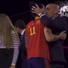 Moment en el qual Luis Rubiales li dona un petó a Jenni Hermoso.