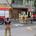 Imatge dels bombers al carrer Rovira i Virgili on s'ha produït la falsa alarma.