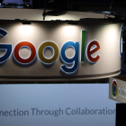 El logotipo de Google en el stand del ISE 2023.