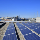 Plaques fotovoltaiques en un dels edificis del Port.