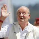 El Rey Juan Carlos saluda a los congregados a las puertas del Real Club Náutico de Sanxenxo.