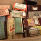 Imagen de las cajas que contienen las fotografías donadas por la familia Torrens.