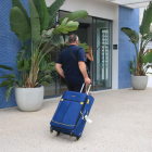 Un turista se dirige a la recepción del hotel Blaumar de Salou.