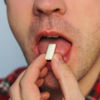 Estos son los peligros para la salud de masticar chicle en exceso