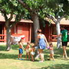 Una família retorna al seu bungalow al Càmping La Llosa de Cambrils.