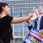 El presidente de Ryanair, Michael O'Leary, recibe un tartazo en la cara.