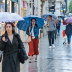 Els paraigües van inundar els carrers de Reus durant la jornada d'ahir.