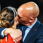Luis Rubiales besa a Aitana durante la entrega de medallas.