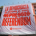 Òmnium Cultural desplega una pancarta gegant al centre de Barcelona reclamant un referèndum a l'Estat.