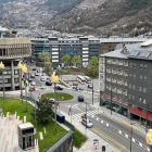 Vista panoràmica del carrer Prat de la Creu d'Andorra, amb l'Edifici Administratiu del govern d'Andorra a la part de l'esquerra.