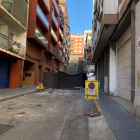 Les obres impedeixen el pas dels vehicles pel carrer de Castaños.